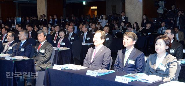 '대한민국, 어떻게 바꿀 것인가!'란 주제로 2017 한국포럼이 열린 12일 오전 서울 소공동 롯데호텔에서 승명호 한국일보 회장(왼쪽 세번째)을 비롯한 19대대선후보들이 발언을 경청하고 있다. 왼쪽부터 홍준표후보, 문재인후보, 승명호 회장, 안철수 후보, 심상정 후보. 서재훈기자