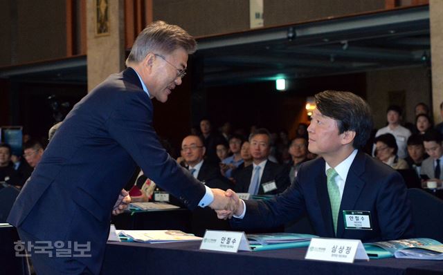 '대한민국, 어떻게 바꿀 것인가!'란 주제로 2017 한국포럼이 열린 12일 오전 서울 소공동 롯데호텔에서 문재인 더민주 후보와 안철수 국민의당 후보가 악수를 하고 있다. 서재훈기자