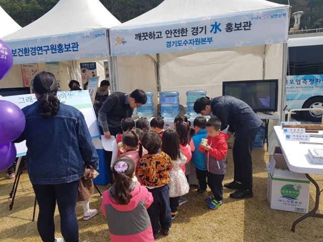 경기도수자원본부가 도청벚꽃축제기간 실시한 수돗물시음행사에서 어린이들이 맛있는 물을 고르고 있다. 경기도수자원본부 제공