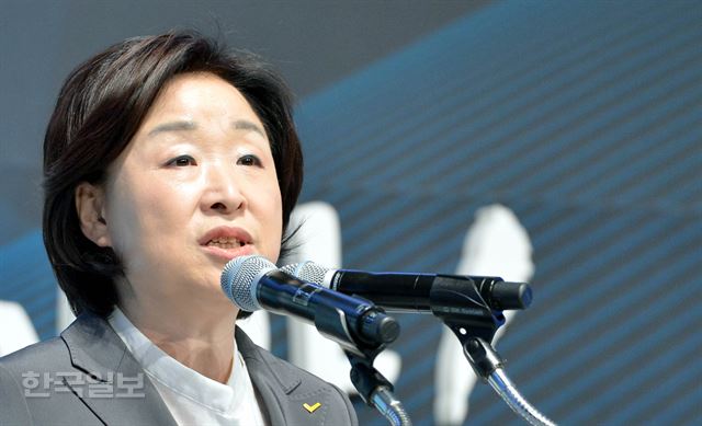 '대한민국, 어떻게 바꿀 것인가!'란 주제로 열린 2017 한국포럼에서 심상정 정의당 대선후보가 축사를 하고 있다. 서재훈기자 spring@hankookilbo.com