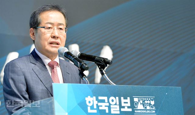 12일 오전 서울 소공동에서 한국일보가 '대한민국, 어떻게 바꿀 것인가!'란 주제로 개최한 2017 한국포럼에서 홍준표 자유한국당 대선후보가 정치ㆍ경제 정책 구상을 밝히고 있다. 서재훈기자 spring@hankookilbo.com