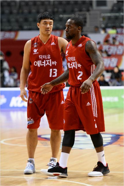 고양 오리온의 김동욱(왼쪽)과 오데리언 바셋. KBL 제공