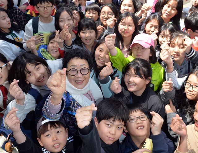 12일 서울 종로구 주한일본대사관 앞 평화로에서 열린 제1278차 일본군 위안부 문제해결을 위한 정기 수요시위에서 참석한 초등학생들이 위안부 피해자 이용수(89) 할머니 주위를 감싸고 기념 사진을 찍고 있다. 신상순 선임기자