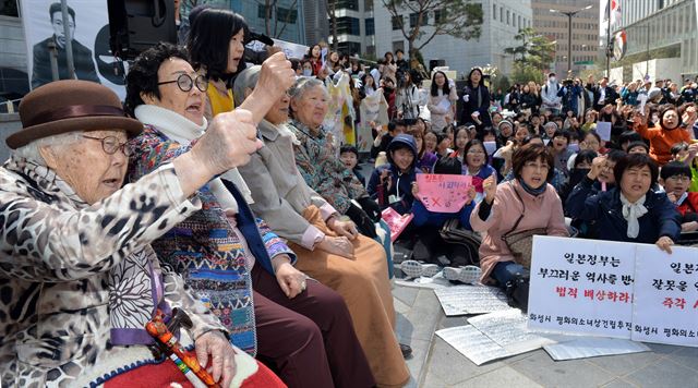 12일 서울 종로구 주한일본대사관 앞 평화로에서 열린 제1278차 일본군 위안부 문제해결을 위한 정기 수요시위에서 위안부 피해 할머니들과 참가자들의 일본정부의 사과를 요구하는 구호를 외치고 있다. 신상순 선임기자