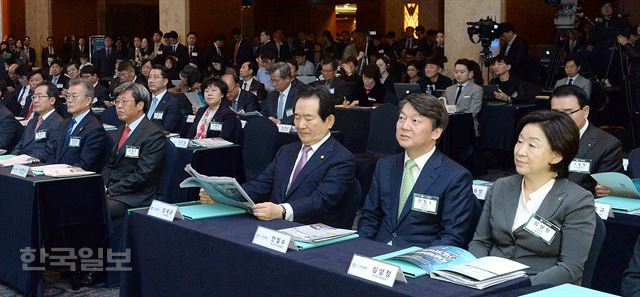 2일 오전 서울 중구 소공동 롯데호텔에서 열린 '2017 한국포럼'에 19대 대선 후보들이 나란히 앉아 참석자의 발언을 듣고 있다. 왼쪽부터 홍준표 자유한국당 후보, 문재인 더불어민주당 후보, 승명호 한국일보 회장, 정세균 국회의장, 안철수 국민의당 후보, 심상정 정의당 후보. 서재훈 기자