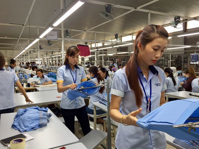 11일 베트남 호찌민시 인근 롱안성 호아빈공단의 한국 의류공장에서 직원들이 완제품 검사를 하고 있다. 호찌민=정민승 특파원