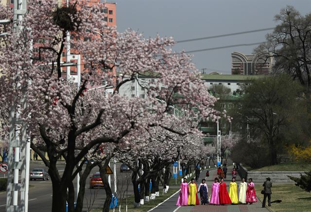 오는 15일 올해로 105주년을 맞는 김일성 주석의 생일(태양절)을 앞두고 화창한 봄 날씨를 보이고 있는 12일 북한 평양에서 한복을 곱게 차려 입은 주민들이 사진을 촬영하고 있다. EPA 연합뉴스