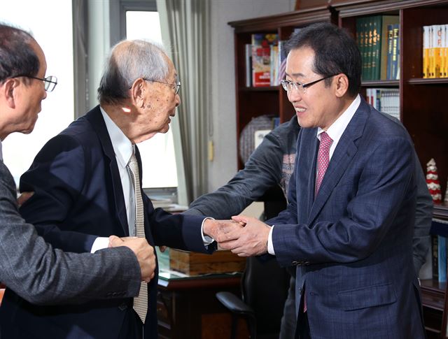 홍준표 자유한국당 대선후보가 12일 오후 서울 용산구 전쟁기념관에서 백선엽 장군을 예방하고 국가안보에 대한 조언을 듣기에 앞서 인사하고 있다. 연합뉴스