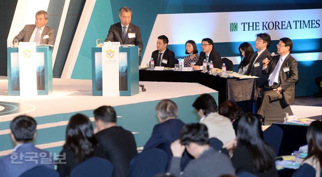 '대한민국, 어떻게 바꿀 것인가' 를 주제로 한 2017 한국포럼이 12일 서울 소공동 롯데호텔에서 열린 가운데 '섹션1 : 권력 집중, 어떻게 분산하나' 관련 시민패널들이 질문을 하고 있다. 홍인기 기자