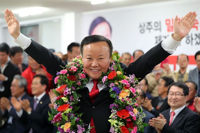 경북 상주·의성·군위·청송 국회의원 재선거에서 당선이 확실시 되는 김재원 자유한국당 후보가 12일 경북 상주시 서문동 자신의 선거사무소에서 손을 들어 기뻐하고 있다. 상주=연합뉴스