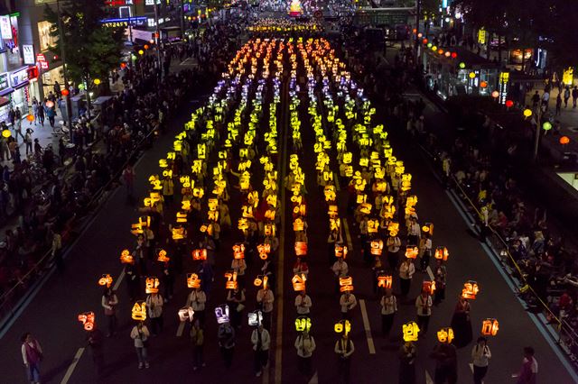 '부처님 오신 날'을 맞아 29일 동국대에서 조계사까지 연등행렬 축제가 열린다. 사진은 지난해 연등 행렬 가운데 반야심경 행렬. 조계종 제공