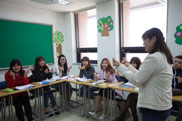 12일 전주대 강의실에서 자원봉사자 최정선씨가 베트남 학생들에게 기초 한국어반 보충 수업을 하고 있다. 전주대 제공