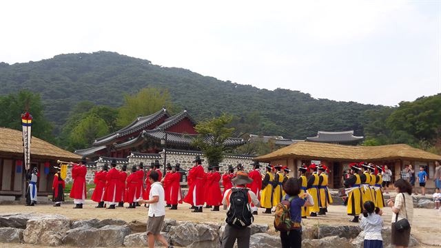 남한산성 행궁 앞에서 취고수악대가 공연하고 있다. 경기도 제공