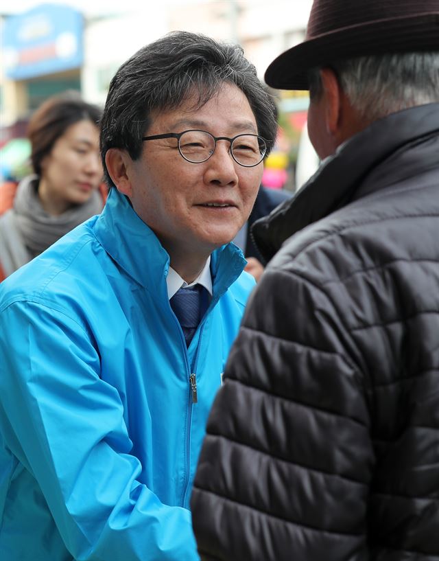 유승민 바른정당 대선후보가 12일 경북 영천시 완산동 영천공설시장을 찾아 시민들과 인사하고 있다. 연합뉴스