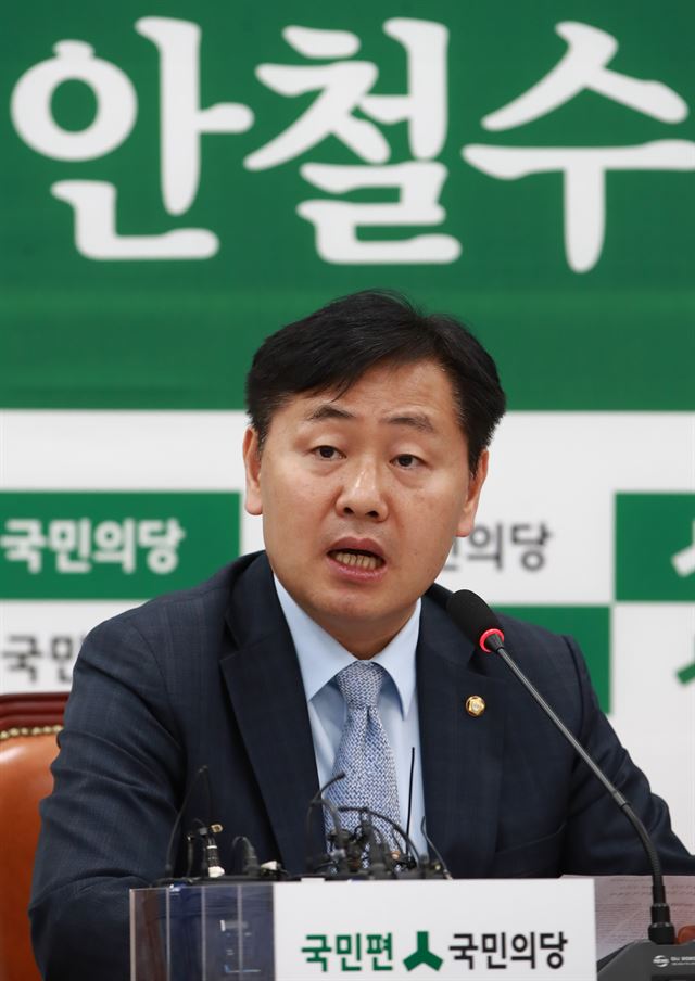 국민의당 안철수 대선후보 캠프의 정책본부장인 김관영 원내수석부대표가 13일 오전 국회 원내대표실에서 열린 원내정책회의에 참석해 최근 논란이 된 유치원 공약 관련 입장을 밝히고 있다. 연합뉴스