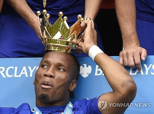 잉글랜드 프로축구 프리미어리그(EPL) 2014-2015시즌에서 첼시가 우승하자, 디디에 드로그바가 머리에 왕관을 쓰며 자축하고 있다. EPA 연합뉴스