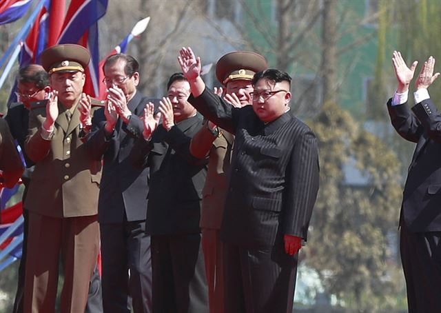 북한이 오는 15일 태양절(김일성 주석의 105돌 생일) 전후 6차 핵실험이 임박했다는 관측이 제기되고 있는 가운데 13일 평양에서 려명거리 준공식에 참석한 김정은 북한 노동당 위원장이 손을 흔들고 있다. 이 자리에는 북한 박봉주 내각 총리, 황병서 군 총정치국장, 최룡해 노동당 중앙위원회 부위원장 등도 참석했다.. EPA 연합뉴스