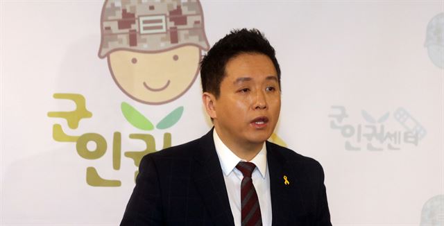 13일 오전 임태훈 군인권센터 소장이 마포구 이한열기념관에서 육군의 동성애 색출 지시 관련 기자회견을 하고 있다. 연합뉴스