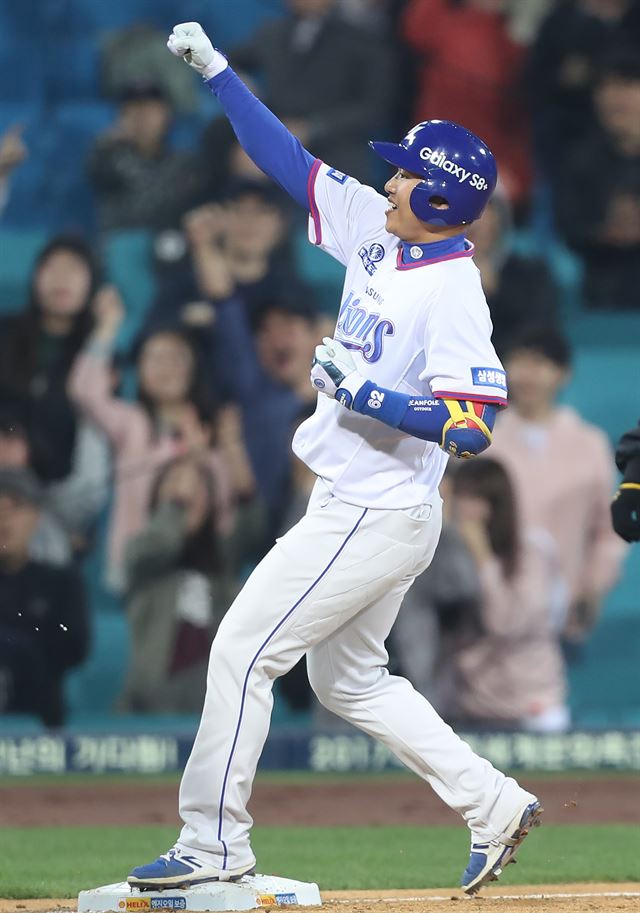 삼성 정병곤이 13일 대구 한화전에서 1-1로 맞선 8회말 2사 만루에서 역전 결승타를 친 뒤 환호하고 있다. 삼성 제공