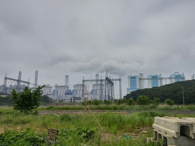 지난해 5월 24일 당진화력발전소 굴뚝에서 연기가 잔뜩 나오고 있다. 당진환경운동연합 제공