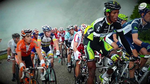 트루 드 프랑스에서 한 흑인 선수가 백인 선수들 사이에서 언덕을 오르고 있다. UCI 유튜브