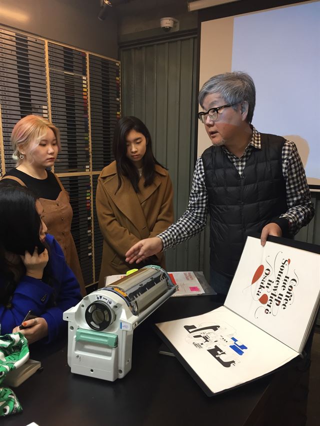 장성환 팩토리 공동대표의 리소그래프 워크숍. 리소 인쇄물을 보여주며 설명하고 있다.