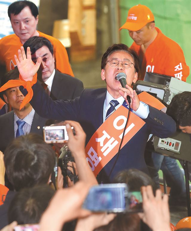 3일 오후 서울 구로구 고척스카이돔에서 열린 제19대 대통령 후보자 수도권 강원 제주 선출대회에서 이재명 성남시장이 그동안 성원해준 지지자에게 감사인사를 하고 있다. 연합뉴스