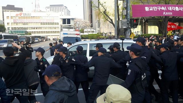 15일 서울 종로구 광화문광장에서 경찰에 연행된 환수복지당원 2명을 태운 차량이 현장을 빠져 나가고 있다. 김형준 기자