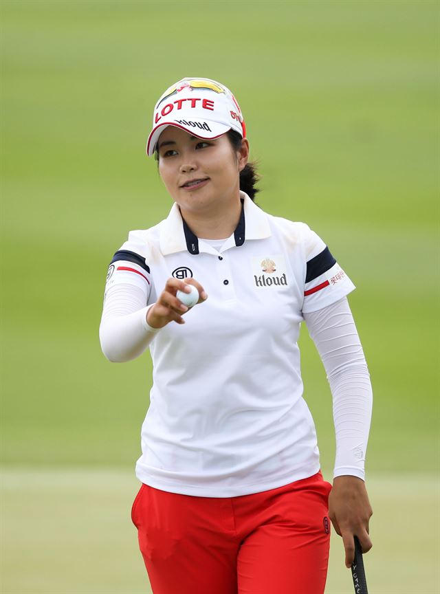 장수연이 16일 미국 하와이주 오하우섬 코올리나 골프장에서 열린 미국여자프로골프(LPGA) 투어 롯데 챔피언십 마지막 라운드 1번 홀에서 인사하고 있다. 롯데 제공