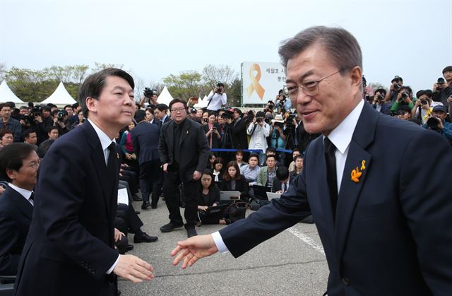 문재인(오른쪽) 더불어민주당 후보와 안철수 국민의당 후보가 16일 경기 안산시 단원구 안산 합동분향소 앞에서 열린 세월호 3주기 추모식에서 악수하고 있다. 서재훈기자