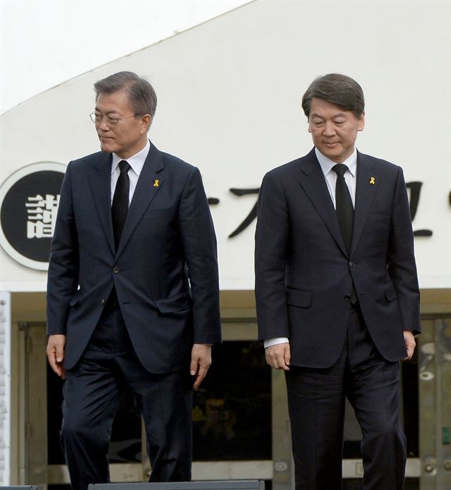 더불어민주당 문재인 대선후보(왼쪽)와 국민의당 안철수 대선후보가 16일 오후 경기도 안산 화랑유원지 내 정부합동분향소 앞마당에서 열린 세월호 참사 3주기 기억식에 참석하고 있다. 안산=연합뉴스