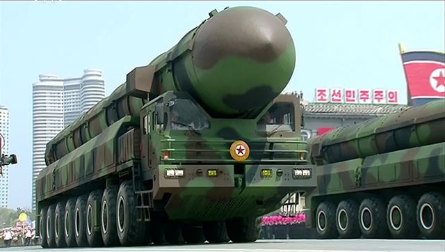 북한이 15일 열병식에서 선보인 신형 ICBM 추정 미사일. 연합뉴스