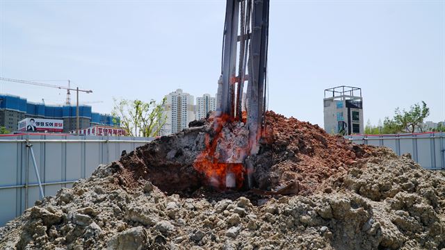 지난달 8일 지하수 관정 굴착 도중 터진 경북 포항시 폐철도부지 천연가스전이 40일째 활활 타고 있다. 김정혜기자 kjh@hankookilbo.com