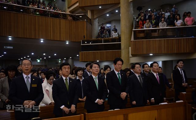 국민의당 안철수 대선후보가 16일 오전 서울 노원구 순복음노원교회에서 열린 부활절 예배에 참석하고 있다. 류효진기자 jsknight@hankookilbo.com