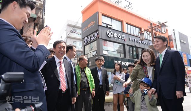 국민의당 안철수 대선후보가 16일 오전 서울 노원구 상계동 노원문화의 거리를 돌며 시민들의 기념촬영 요청에 응하고 있다. 류효진기자 jsknight@hankookilbo.com