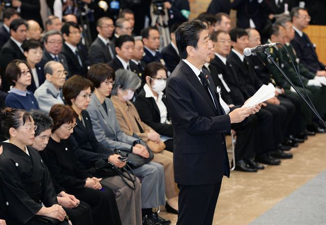 아베 신조(安倍晋三) 일본 총리가 지난 14일 구마모토(熊本) 강진 1년을 맞아 현지에서 열린 추도식장을 찾아 추도사를 읽고 있다. [구마모토 교도=연합뉴스]