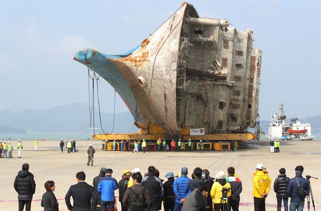 목포신항 철재부두에서 세월호 희생자 유가족과 관계자들이 세월호 육상 거치 작업을 지켜보고 있다.