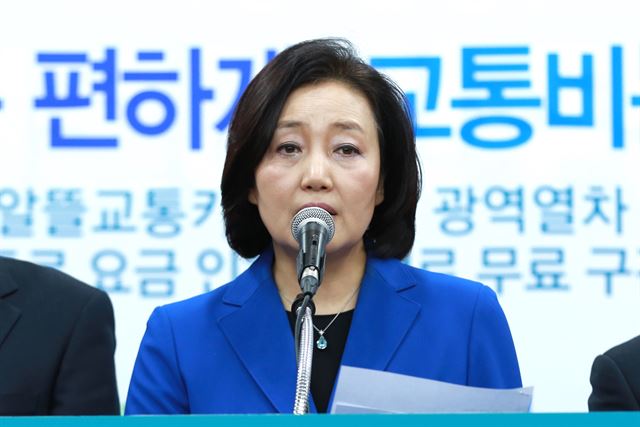 박영선 더불어민주당 의원이 16일 서울 여의도 당사에서 기자회견을 갖고 문재인 대선후보 선대위 합류의사를 밝히고 있다. 연합뉴스