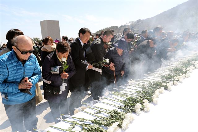 제주 4ㆍ3사건 당시 불법적인 군사재판으로 형무소로 끌려가 억울한 옥살이를 한 ‘4ㆍ3수형피해자’들이 70여년 만에 재심을 청구했다. 사진은 69주년 4ㆍ3 추념식이 열린 4ㆍ3평화공원에서 유족과 도민들이 4ㆍ3 영령들에게 분향하는 모습. 제주도 제공.