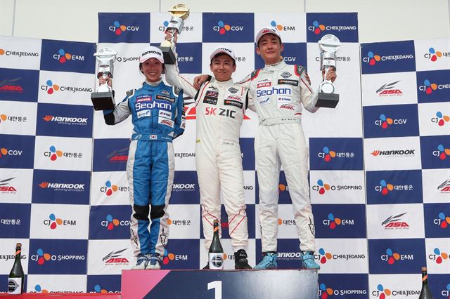 ASA GT2 포디움. 우승 이원일, 2위 권봄이, 3위 한민관. CJ 대한통운 슈퍼레이스 제공