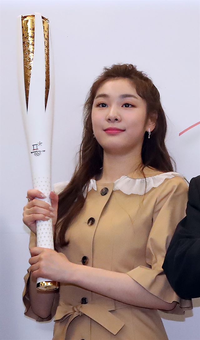 평창동계올림픽 홍보대사 김연아가 17일 서울 중구 프레스센터에서 열린 2018 평창 동계올림픽대회 성화 봉송 주자 선발 계획 언론 설명회에서 포즈를 취하고 있다. 성화는 7,500명 주자들의 손에 들려 오는 11월 1일부터 101일 동안 전국 2,018㎞를 누빈 뒤 내년 2월 9일 평창에서 점화된다. 연합뉴스