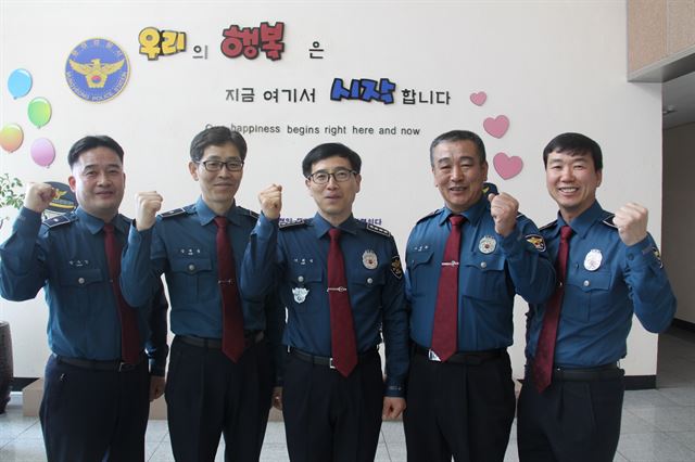 (왼쪽부터) 양주일 김재훈 경위, 이희석 문경경찰서장, 이정환 김재영 경위.