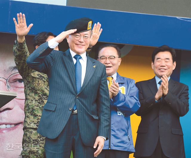 [저작권 한국일보]문재인 더불어민주당 대선후보가 17일 오전 대구시 북구 산격동 경북대학교 북문 앞에서 첫 유세를 하던 중 한 시민이 건넨 베레모를 쓰고 거수경례를 해보고 있다.오대근기자 inliner@hankookilbo.com