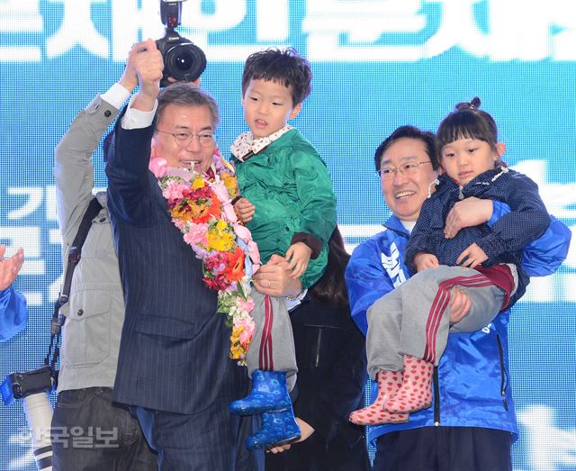 [저작권 한국일보]문재인 더불어민주당 대선 후보가 19대 대통령 선거 공식 선거운동 첫날인 17일, 대전을 찾아 지지를 호소하고 있다.오대근기자 inliner@hankookilbo.com