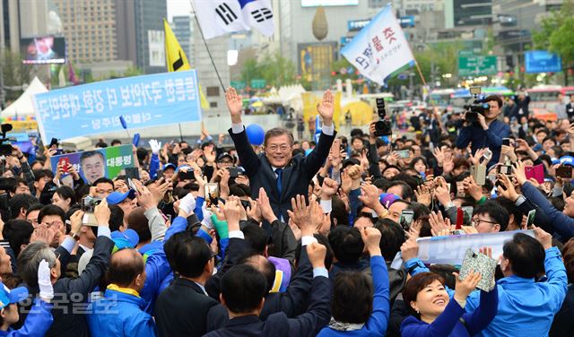 [저작권 한국일보]문재인 더불어민주당 대선후보가 17일 오후 서울 광화문 광장에서 열린 집중유세에서 손을 들어 인사하고 있다.오대근기자 inliner@hankookilbo.co.kr