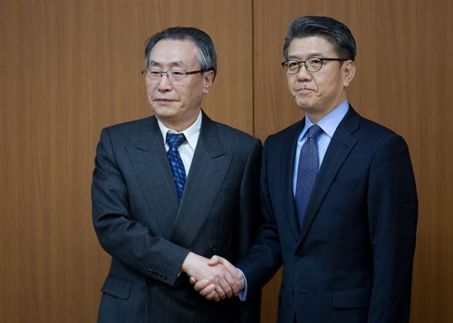 김홍균(오른쪽) 외교부 한반도평화교섭본부장과 우다웨이 중국 외교부 한반도사무특별대표가 10일 정부서울청사에서 북한 핵문제를 다룰 한중 6자회담 수석대표 협의에 앞서 악수하고 있다. 신상순 선임기자