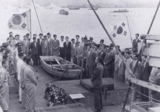 1957년 6월 29일 지남호 출항 당일 선상 출어식 모습. 한국원양산업협회 제공