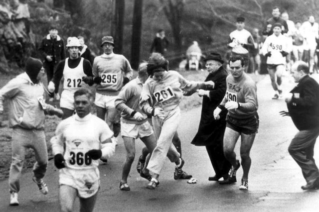 1967년 보스톤마라톤 대회에 여성으로 출전했다가 대회 감독관에게 저지당하는 배번 261번을 단 캐서린 스위처. 보스턴 헤럴드 캡처