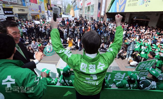 안철수 후보가 18일 오후 대구 동성로 대구백화점 앞에서 유세를 가졌다. 안 후보가 시민들에게 지지를 호소하고 있다 대구=류효진기자