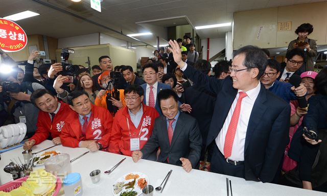 홍준표 자유한국당 대선후보가 18일 부산진구 서면시장의 한 식당에서 점심을 먹다 지지자들에게 손을 흔들며 인사를 하고 있다. 부산=전혜원 기자 iamjhw@hankookilbo.com